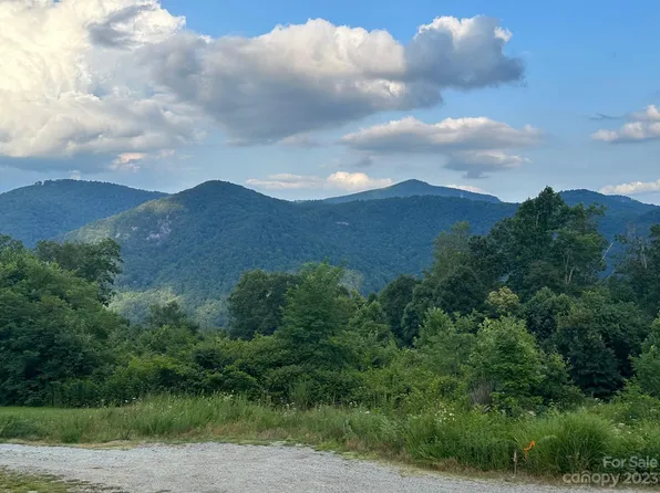 71 Autumn View Dr, Hendersonville, NC 28792