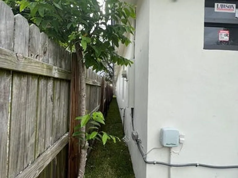 227 N East St — Photo 13