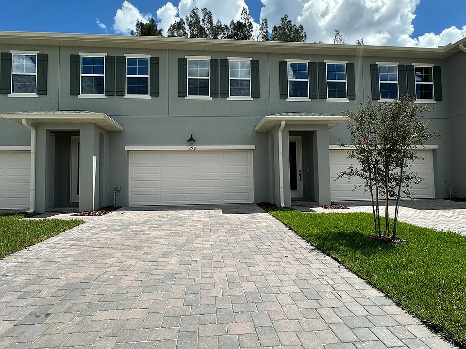 298 NE Triplet Dr