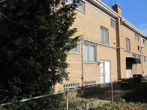 4th image of 1074 Des Plaines Ave