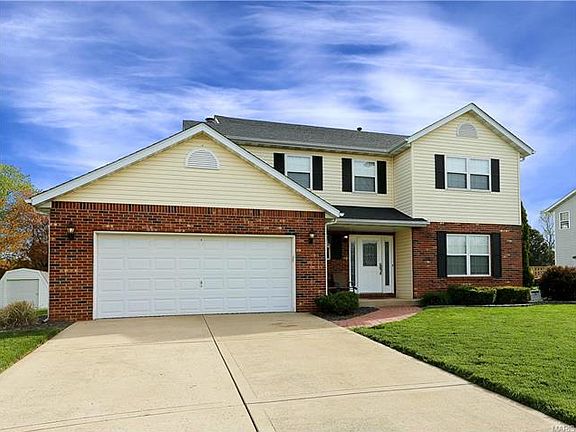 2nd image of 916 Oakridge Dr
