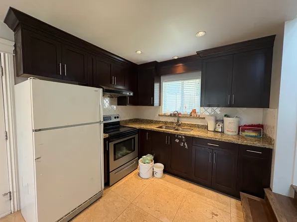 5772 Rhodes St, Vancouver, BC V5R 3P4