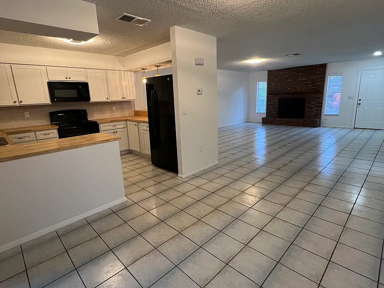 923 Royal Palm Dr — Photo 6