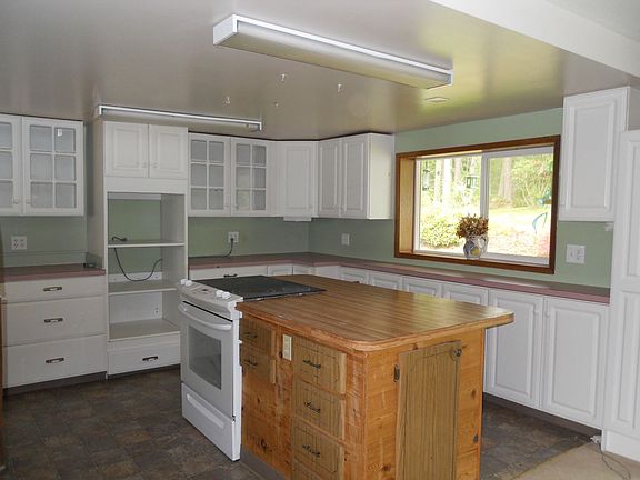 3rd image of 665 Richardson Ct