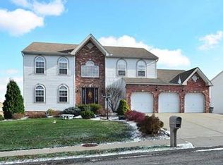 305 Greenfield Dr, Oakdale, PA