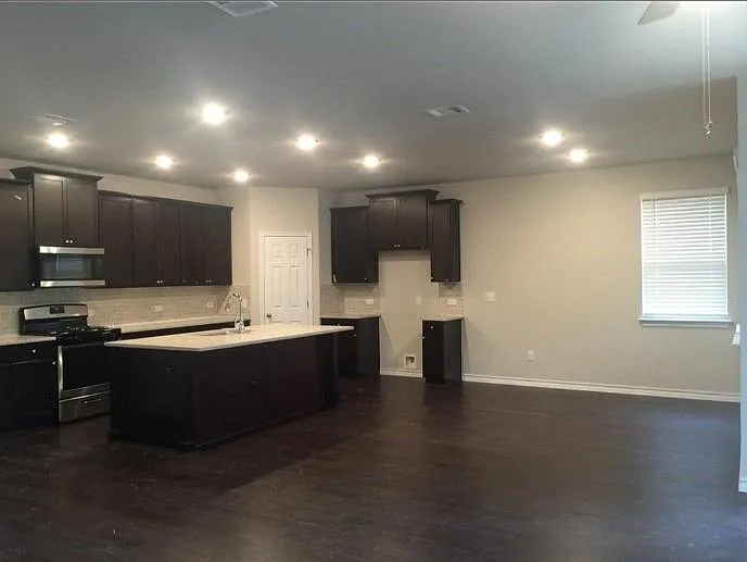 4 bed, 2.5 bath, 2211 sqft, $2,250 — Photo 4