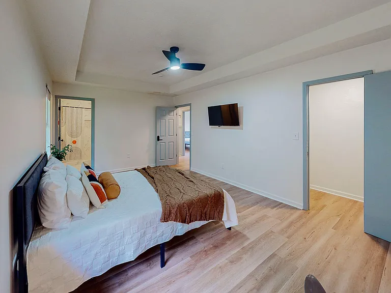 Poplar St — Photo 1