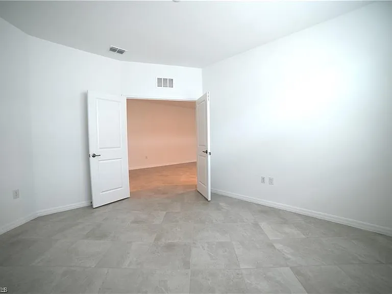 2665 Vine Ave — Photo 9