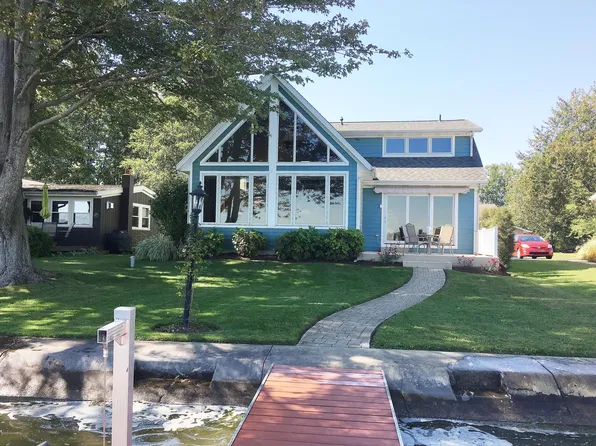 149 Lakeside Dr, Quincy, MI 49082