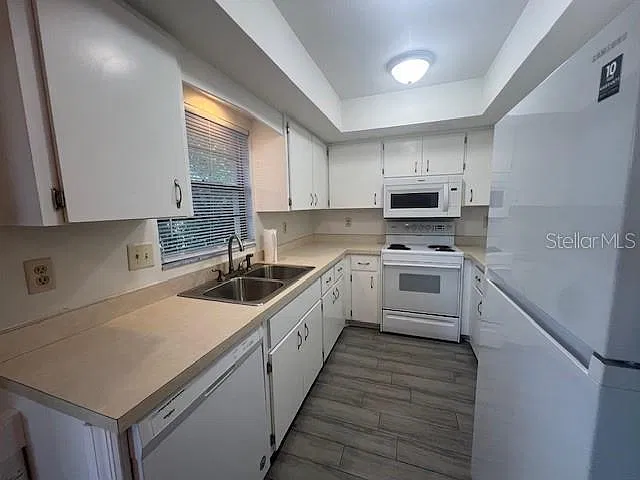2 bed, 2.0 bath, 888 sqft, $2,195 — Photo 3