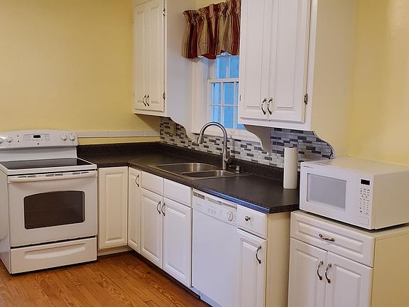 4th image of 2514 Lyndhurst St NW