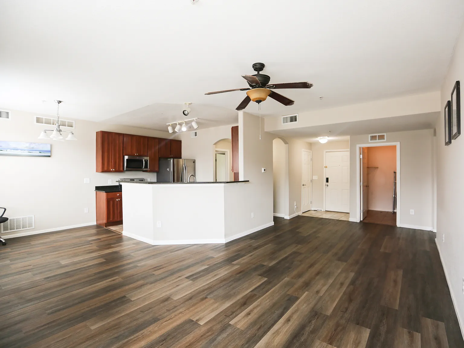 2 bed, 1271 sqft, $1,900 — Photo 3