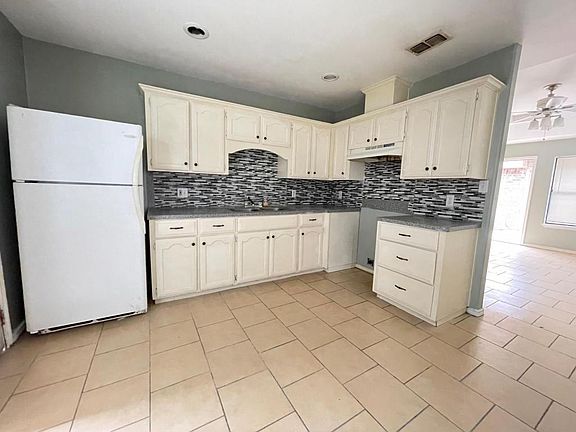 2nd image of 1910 Aruba Dr APT 1