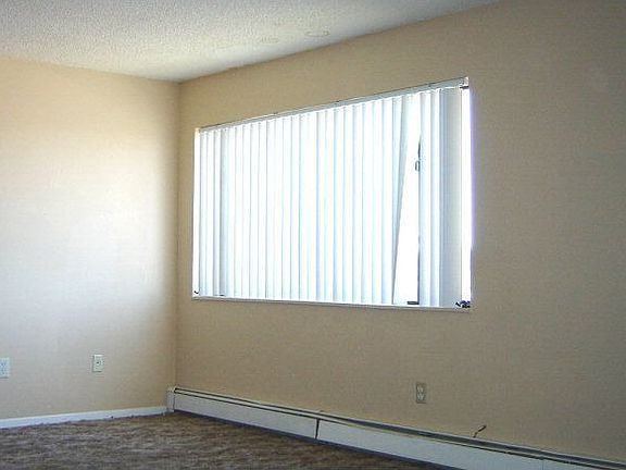 3rd image of 3916 Devonshire Ln