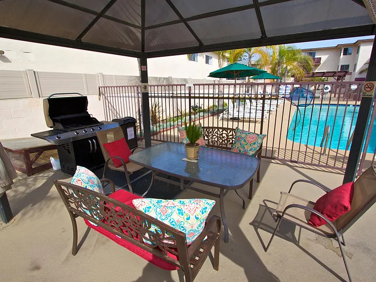 Chateau Garnet Apts. — Photo 19