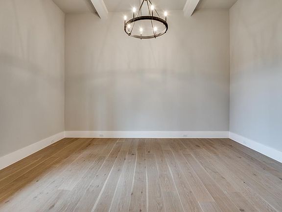 4th image of 211 Saint Andrews Dr E