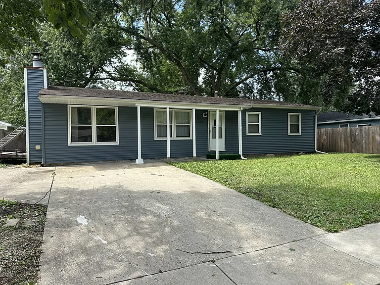 2709 W Kirby Ave — Photo 1