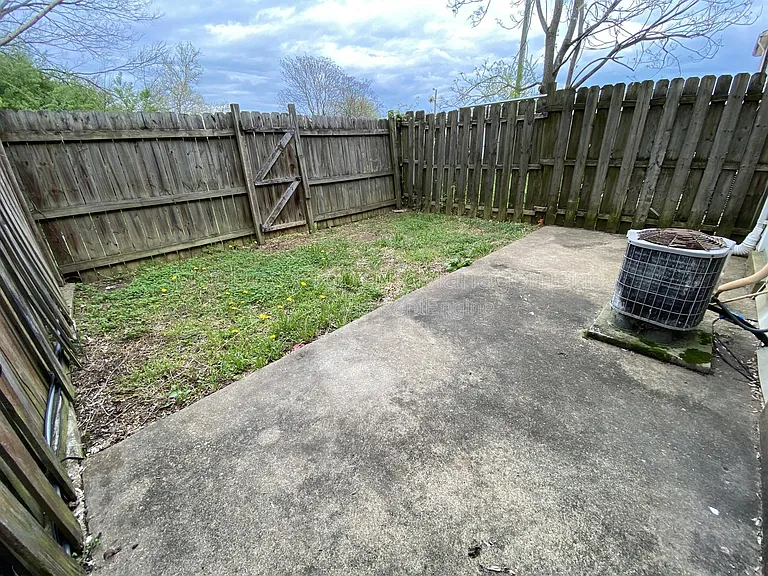 809 Denton Cir — Photo 17