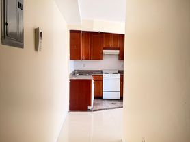 8411 Lander St, Briarwood, NY
