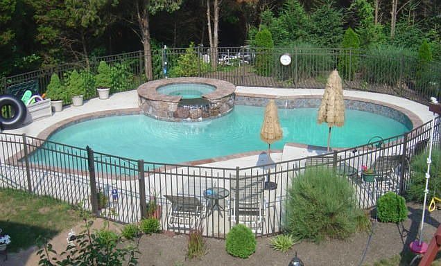 Heated Pool w/spa