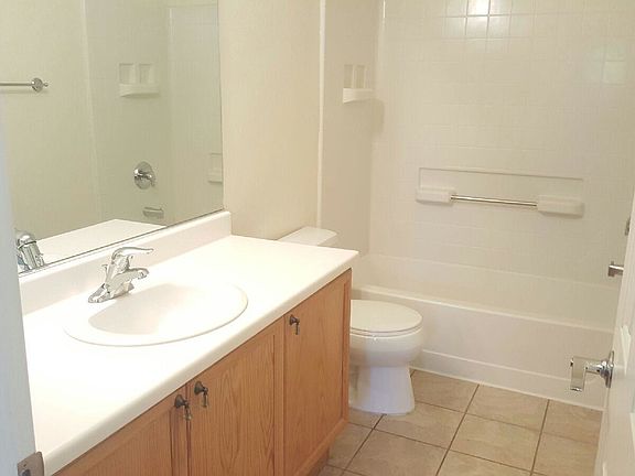 2nd upstairs bath