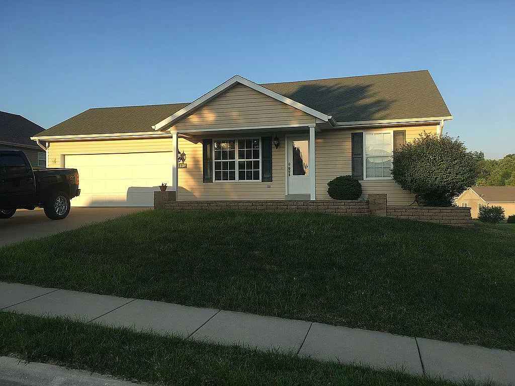 1120 Oakwood Ln photo 1