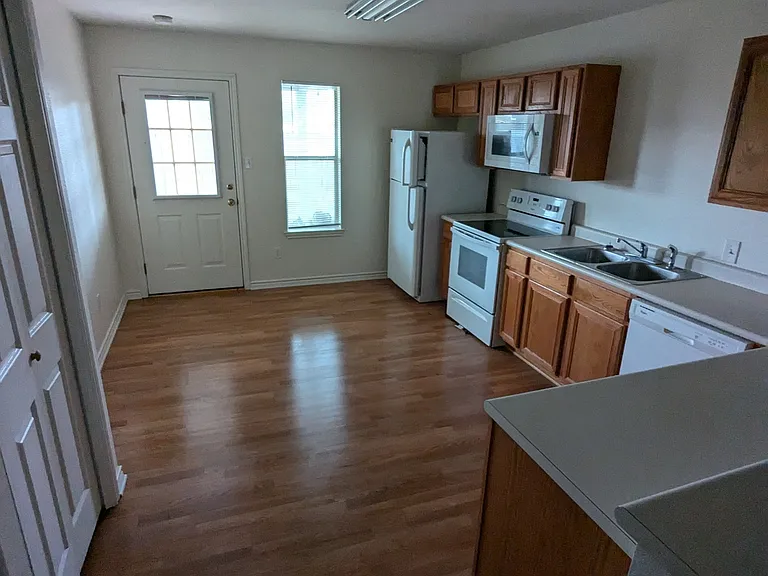 872 Lakeview Dr — Photo 4