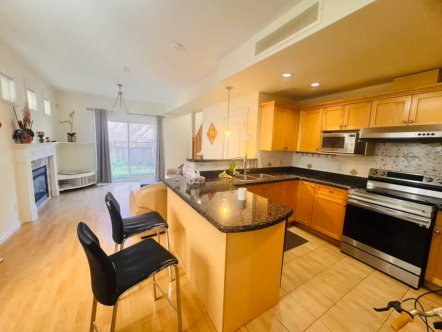 3 bed, 1195 sqft, $3,200 — Photo 4
