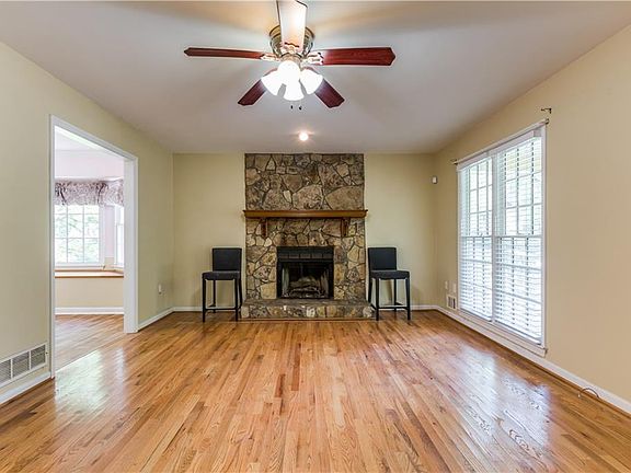 4th image of 2731 Horseshoe Creek Dr SW