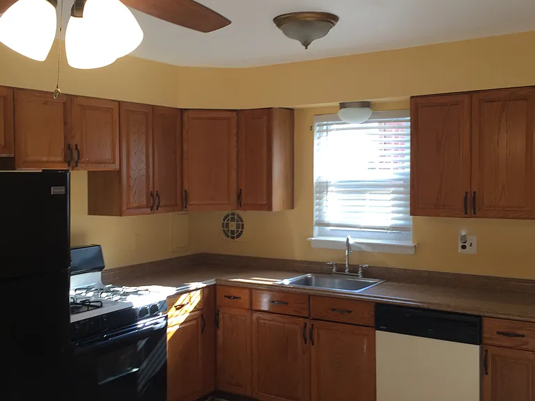 105 Garfield Ave — Photo 3