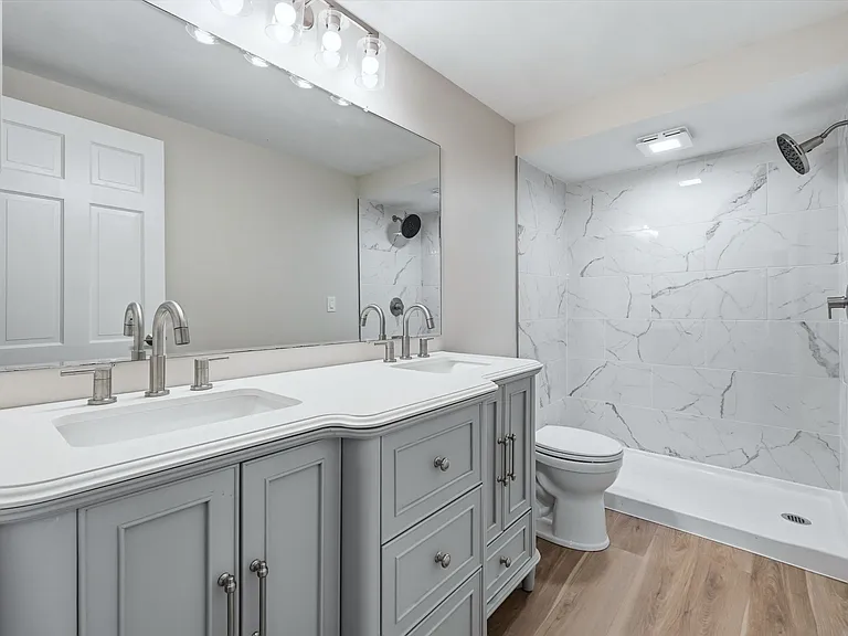 Master Bathroom
Second Floor
