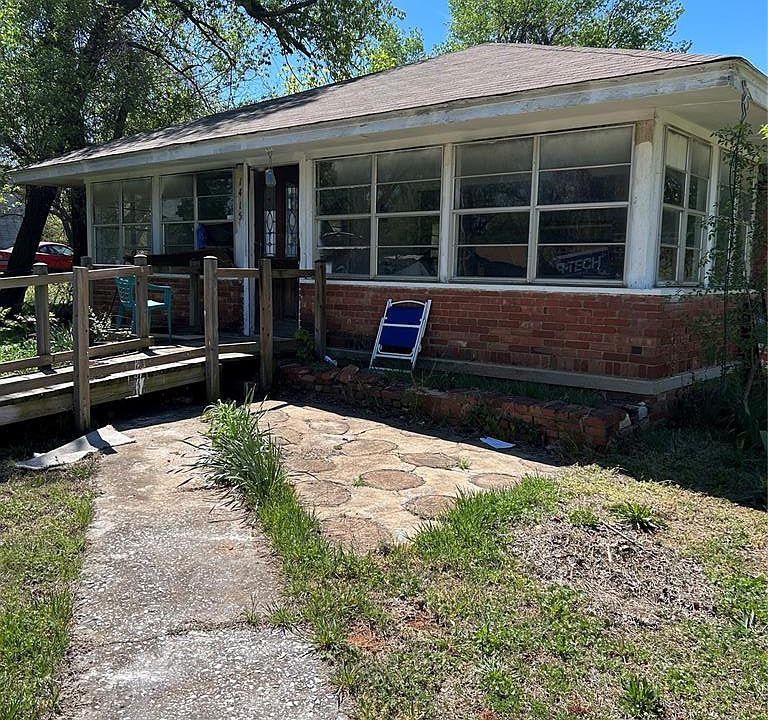1st image of 1415 N Lloyd Dr