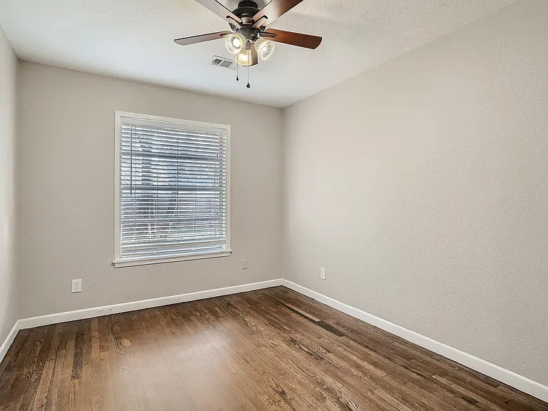 210 College St — Photo 17