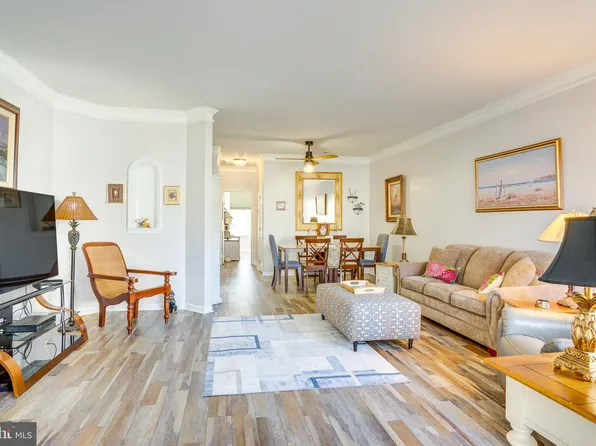 6902 Walnut Hill Dr, Gainesville, VA 20155