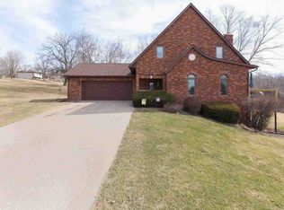 21066 Napsinekee Dr, Le Claire, IA 52753