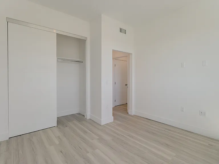 547 N Heliotrope Dr — Photo 5
