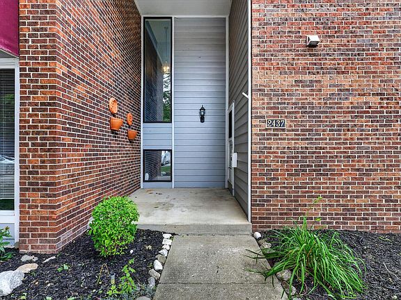 3rd image of 2437 Hampton Ct SE