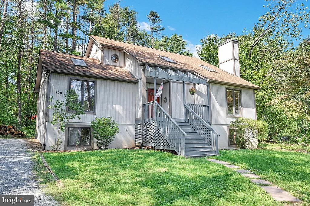 100 Carlyle Ct photo 1
