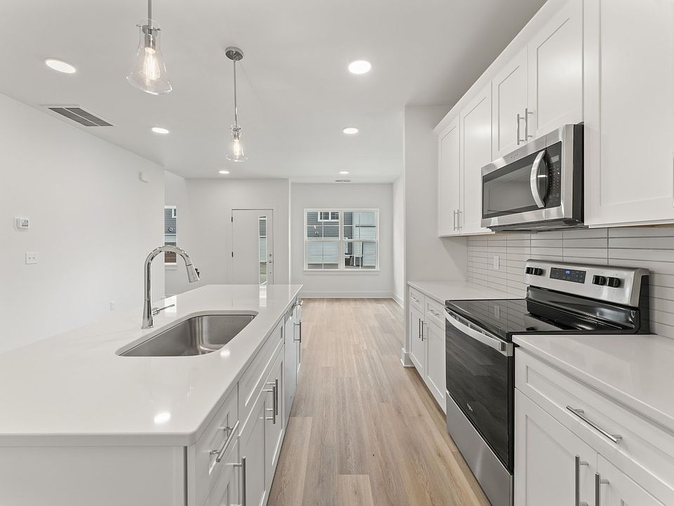 1st image of 700 N Dupont Ave #503