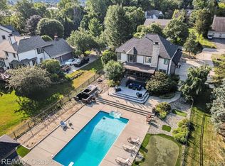 4020 Pine Ridge Ct, Fenton, MI 48430