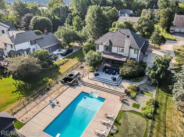 4020 Pine Ridge Ct, Fenton, MI 48430