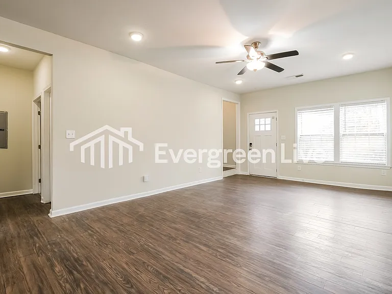 1596 Jonesboro Rd SE — Photo 3