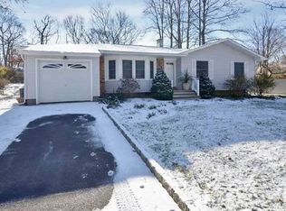 11 Peacock Ln, Commack, NY 11725