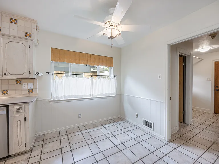 1404 Seminole Dr — Photo 11