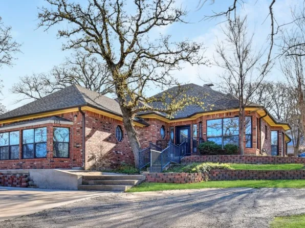 205 Kiowa Dr E, Lake Kiowa, TX 76240