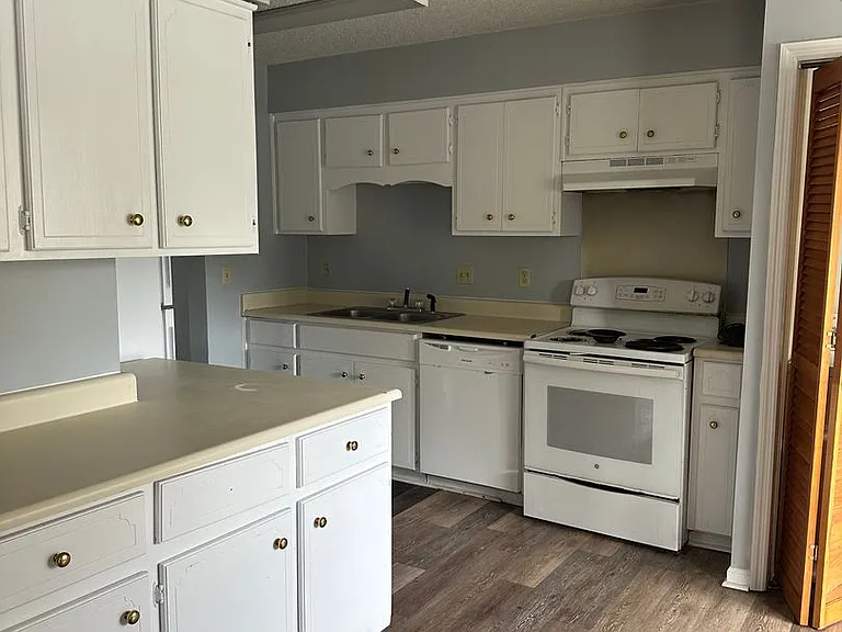912 Pineland Ave #23 — Photo 2