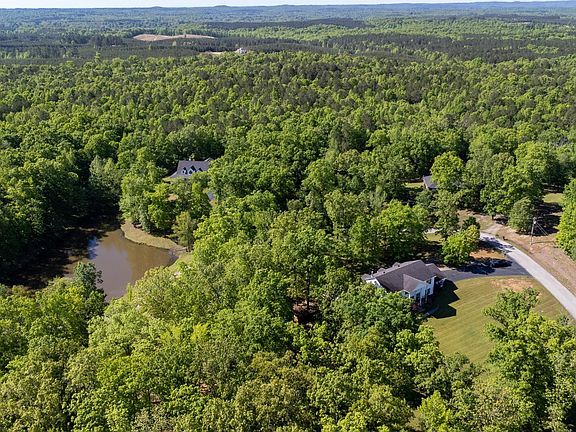5th image of 1072 Blue Grass Dr