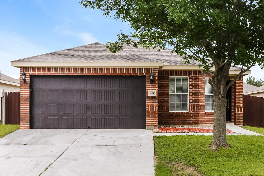 3 bed, 2.0 bath, 1818 sqft, $2,065 — Photo 1