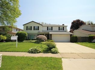875 Saxon Pl, Buffalo Grove, IL 60089
