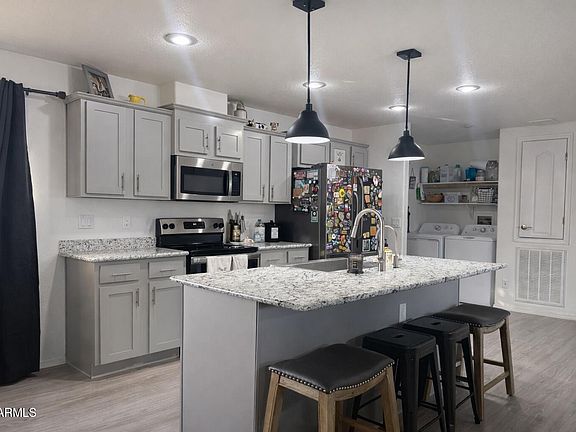 3rd image of 2046 S MARIPOSA Road